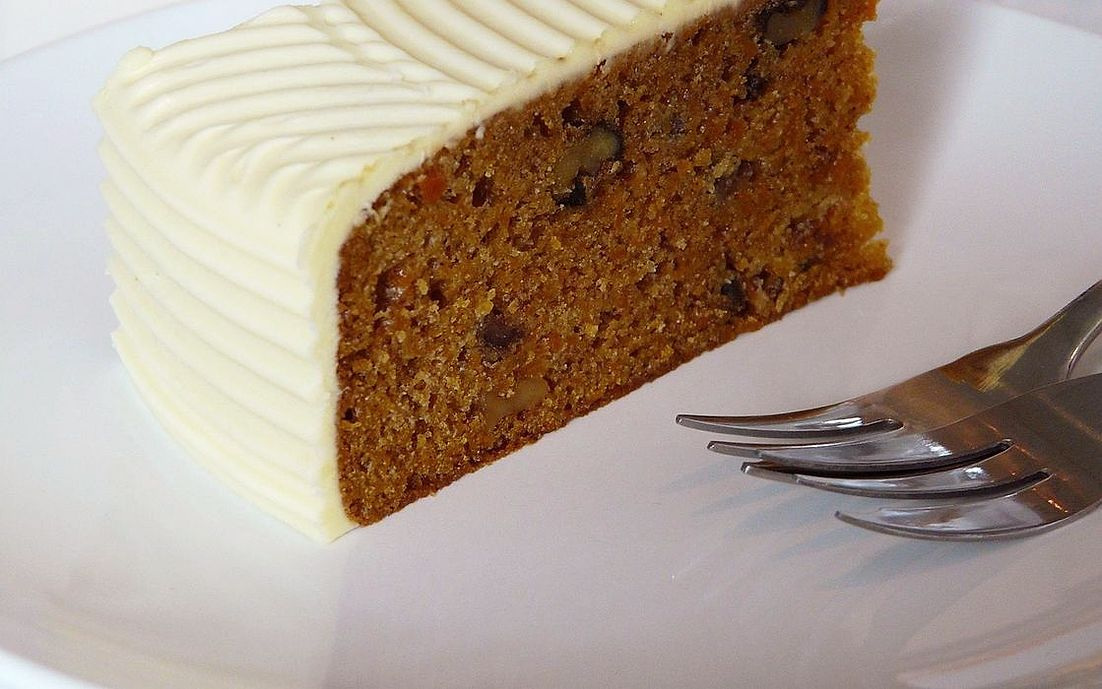 Un brownie de chocolate casero con borde crujiente